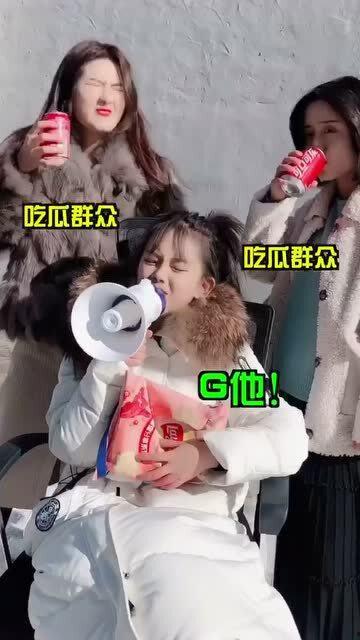 吃瓜群众大学生看热闹视频,大学生吃瓜群众围观校园热点视频